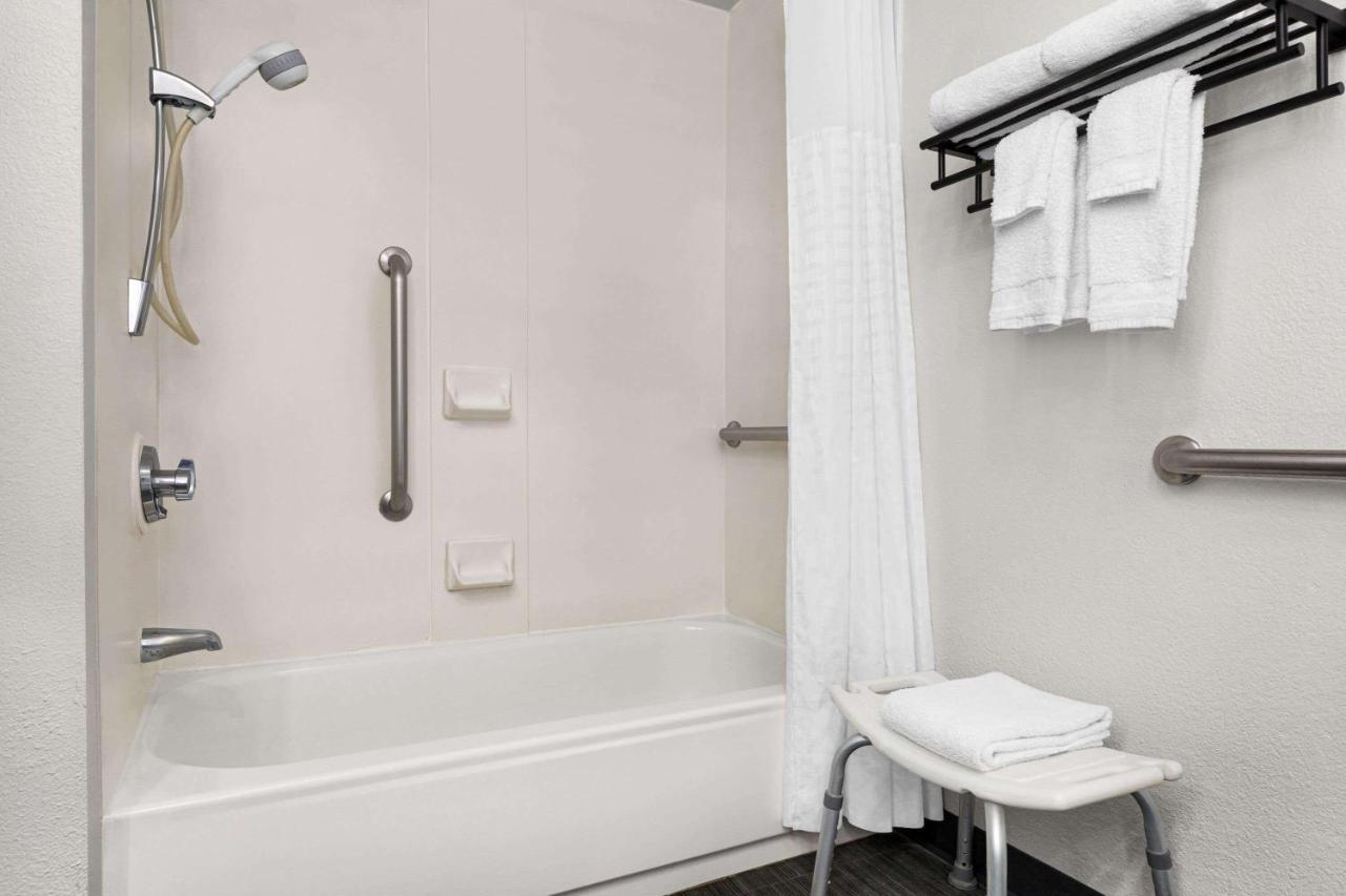 La Quinta By Wyndham Cleveland Airport West Hotel North Olmsted Ngoại thất bức ảnh