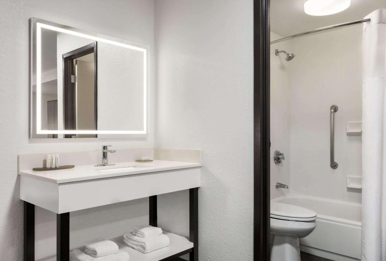 La Quinta By Wyndham Cleveland Airport West Hotel North Olmsted Ngoại thất bức ảnh