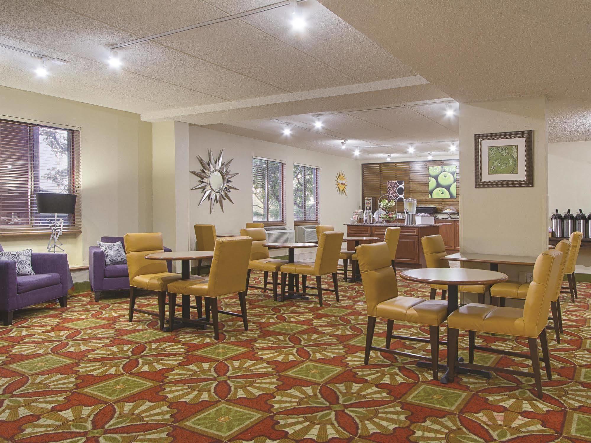 La Quinta By Wyndham Cleveland Airport West Hotel North Olmsted Ngoại thất bức ảnh