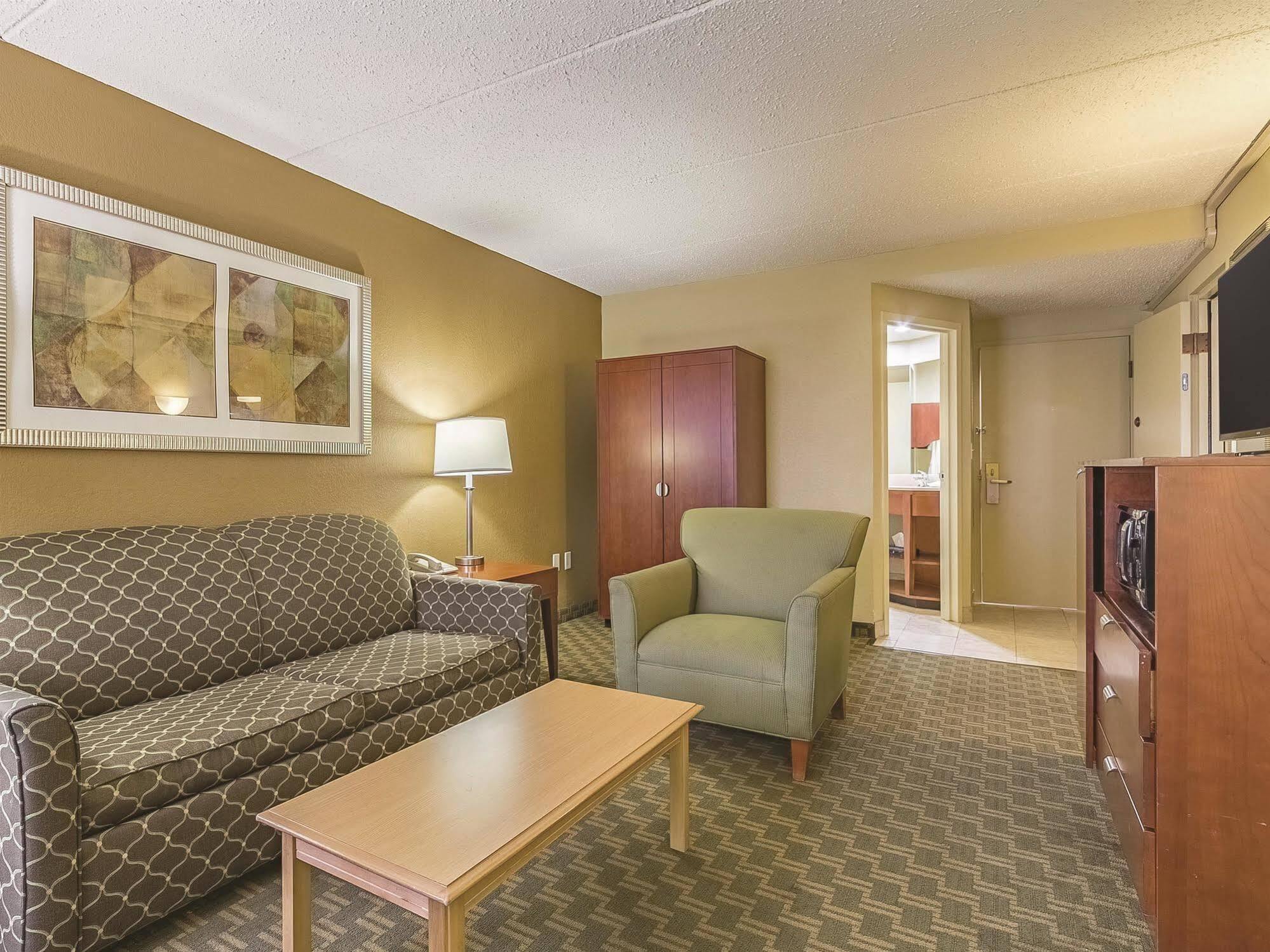 La Quinta By Wyndham Cleveland Airport West Hotel North Olmsted Ngoại thất bức ảnh